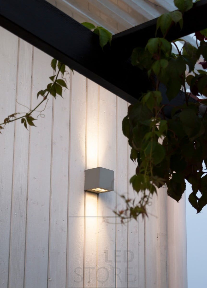 CUBIC OUT 2 wall lamp for a warm and atmospheric light